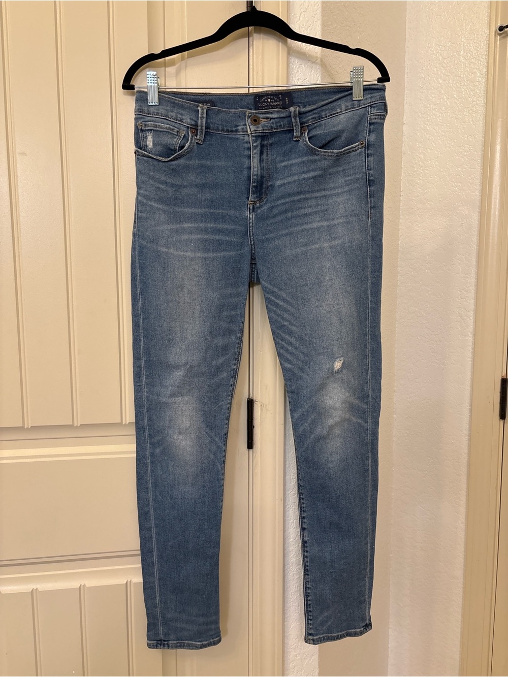 Lucky Brand Sofia Skinny Jeans Women’s size 8/29 Light Wash Distressed Denim